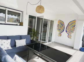 Sunny 3 bed beach flat - large terrace with sea view